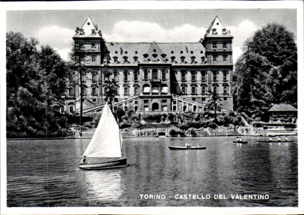 Turin - Schloss Valentino — Ansicht des Schlosses am See mit Segelbooten - Vorderseite