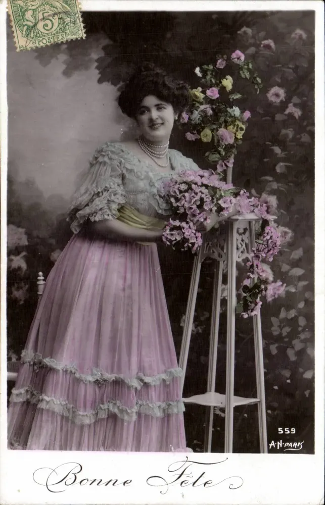 Frau in einem rosa Kleid — mit Blumenstrauß und Text 'Bonne Fête' — A.N. PARIS n°559 - Vorderseite