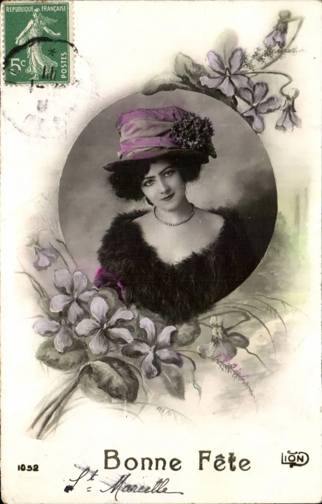 Frau mit violettem Hut — Frohe Geburtstagskarte — LION, n°1052 - Vorderseite