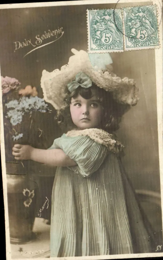 Menina pequena com vestido de mangas largas — Doix Soldenir — editor M. Mannay - Frente