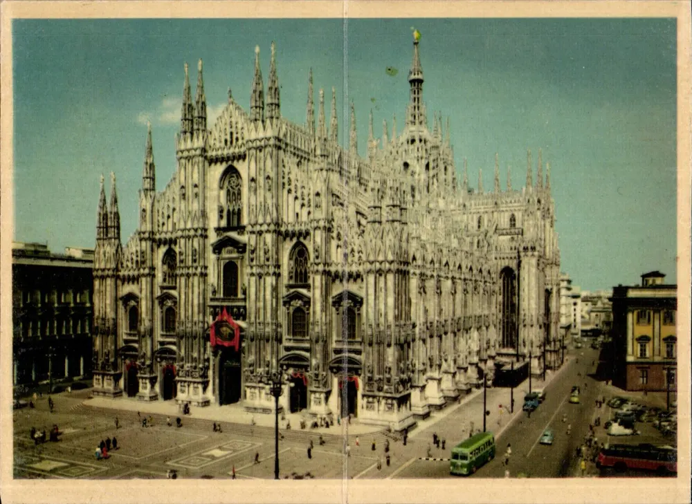 Duomo de Milão — catedral gótica ornada com 98 flechas e 2000 estátuas — editor desconhecido - Frente