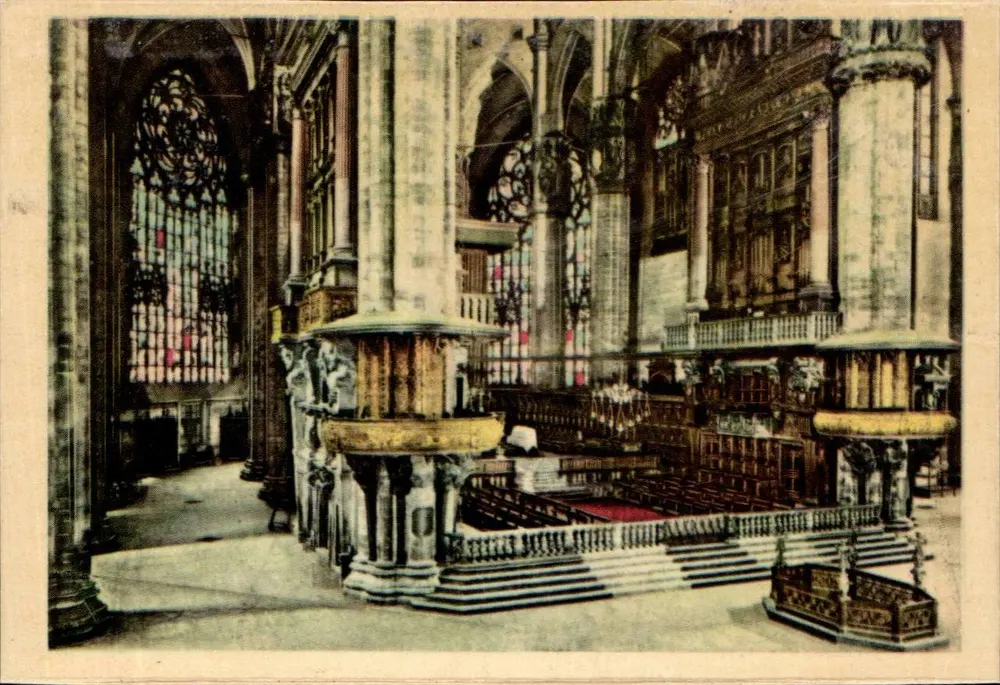 Interior da catedral — vista do coro com dois púlpitos em prata — editor não visível - Frente