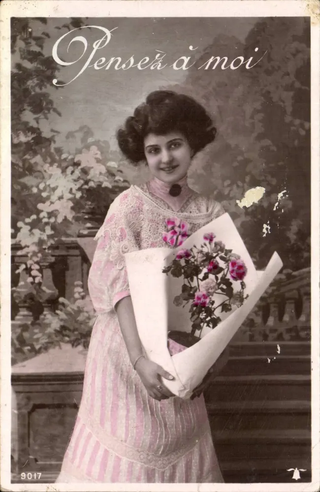 Ich denke an mich — junge Frau in rosa Kleid mit Blumenstrauß — Verleger 9017 - Vorderseite