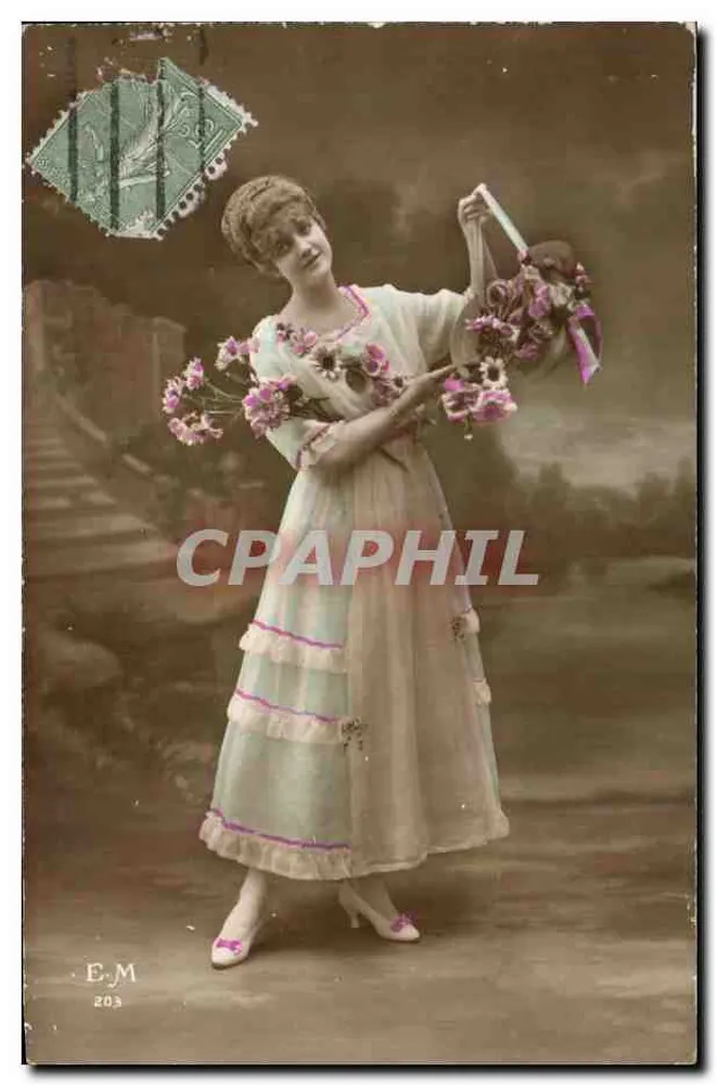 Junge Frau in einem Rüschenkleid mit Blumenstrauß — E.M. 203 - Vorderseite