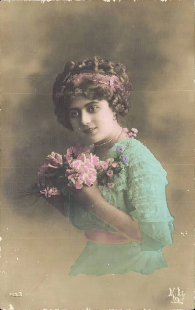 Junge Frau in hellblauer Robe — mit einem Blumenstrauß — Verlag K.L.4, Nr. 1153 - Vorderseite
