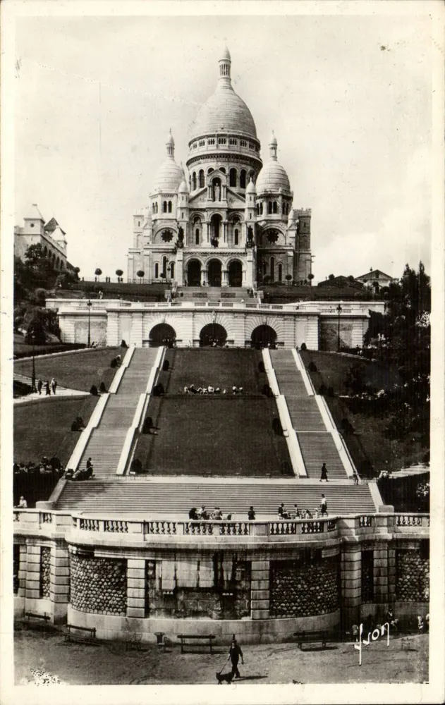 Paris — Basilika des Heiligen Herzens und die monumentale Treppe — Les Champs d'Art, Paris - Vorderseite