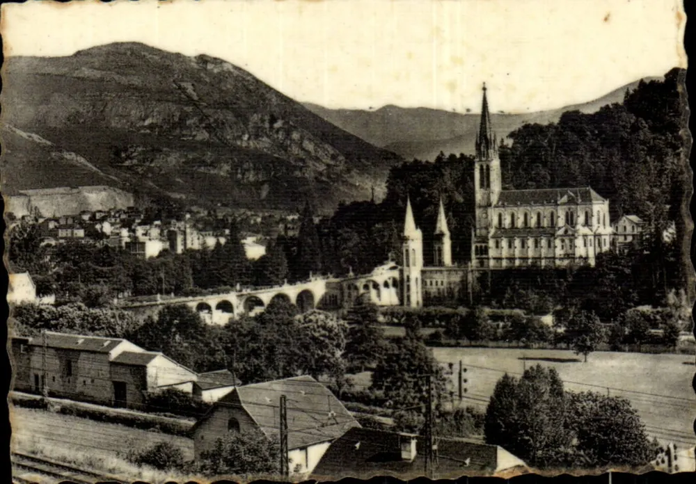 Lourdes — Die Basilika, die Stadt und der Pic du Jer - Vorderseite