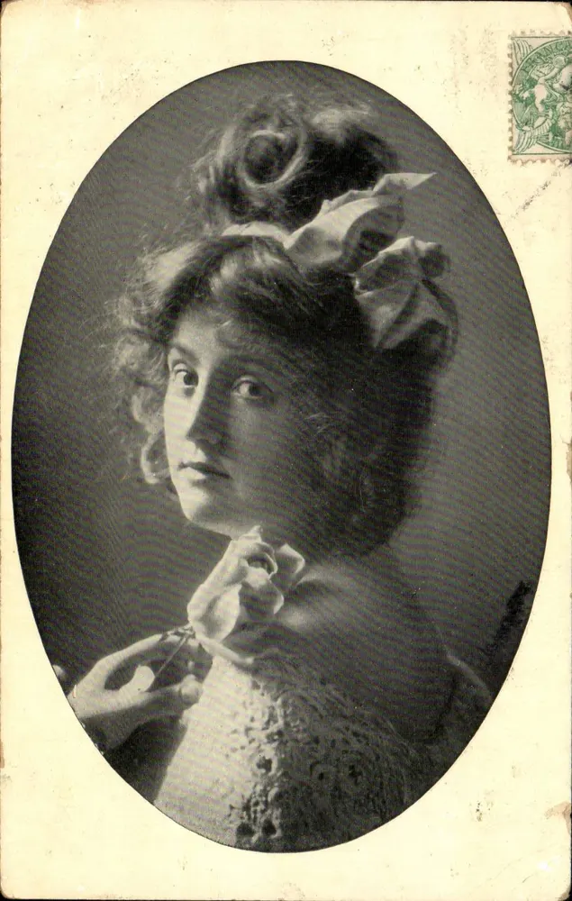 Junge Frau in Seidenkleid — Portrait — Serie 101, anonymer Verlag - Vorderseite