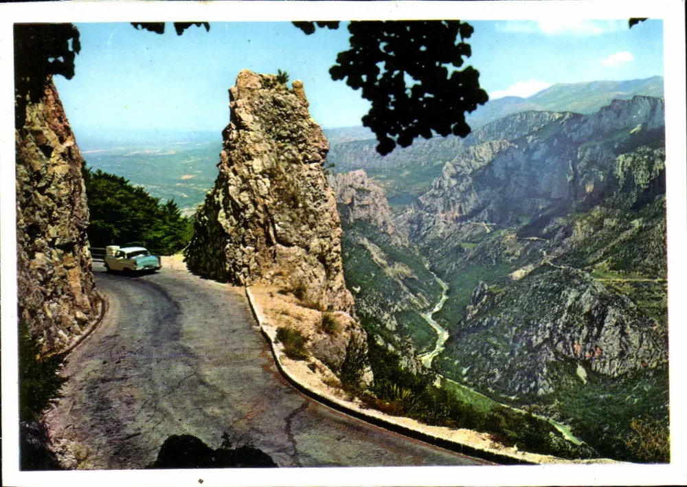 Cirque de Vaumale — vista panorâmica com estrada e carro — editor não identificado - Frente