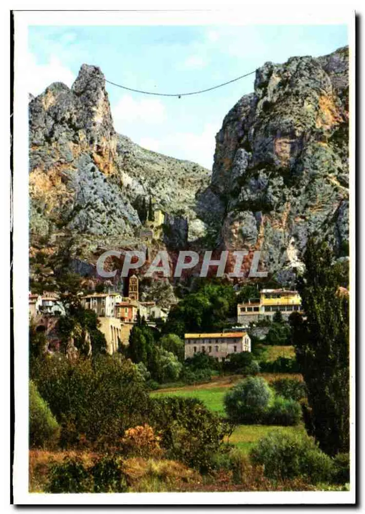 Moustiers-Sainte-Marie — vista do vilarejo encaixado entre falésias — editor desconhecido, número de série não visível - Frente