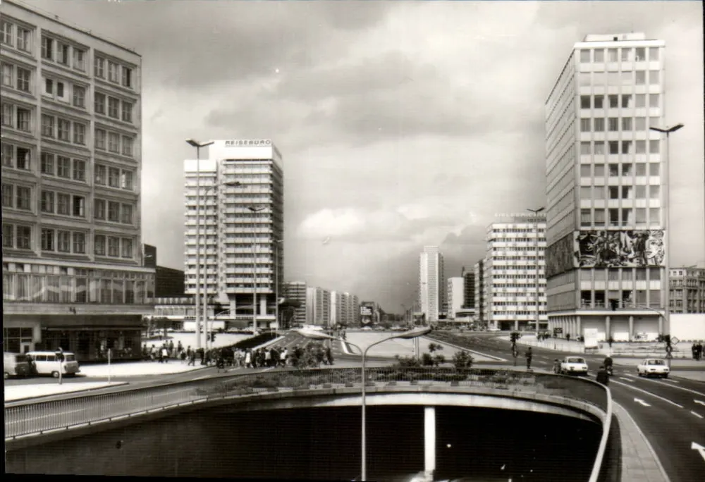 Berlin, Hauptstadt der DDR — Autotunnel am Alexanderplatz — Foto Verlag - Vorderseite
