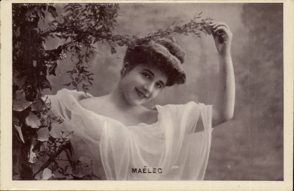 Maëlec — Portrait einer lächelnden jungen Frau unter dem Laubwerk — Maëlec - Vorderseite