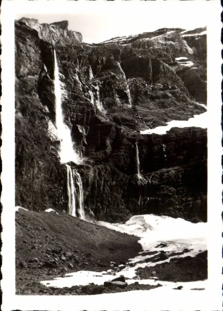 Gavarnie — A Grande Cachoeira (altura 422 m.) - Frente