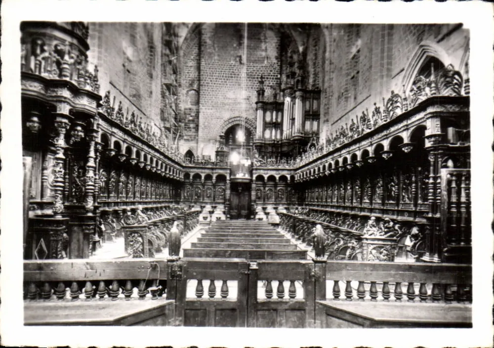 Saint-Bertrand de Comminges — Chor der Kathedrale, die Bänke und der Orgelprospekt - Vorderseite