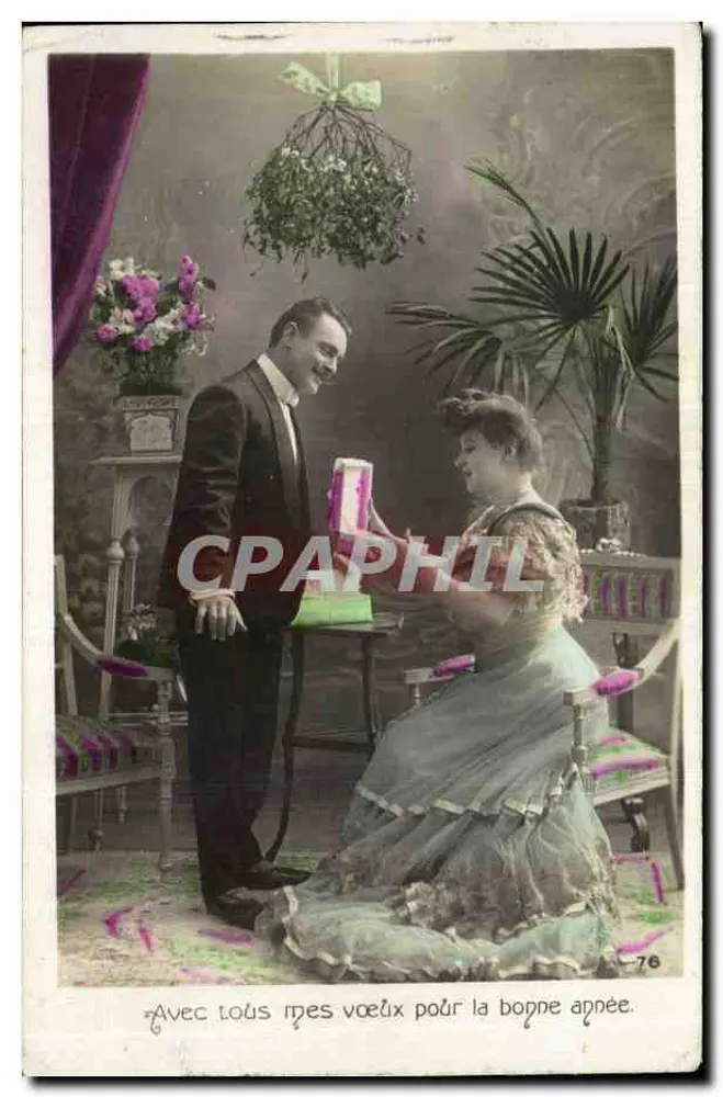 Ein Mann, der einer sitzenden Frau ein Geschenk gibt — Vintage Postcard/Antike Ansichtskarte n°76 — Verlag C. P. A. Phil - Vorderseite