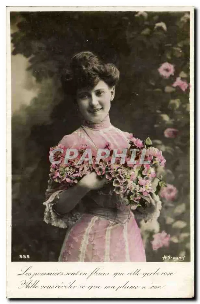 Junge Frau in rosa Kleid mit Blumenbouquet — AN Paris, Serie SSS - Vorderseite