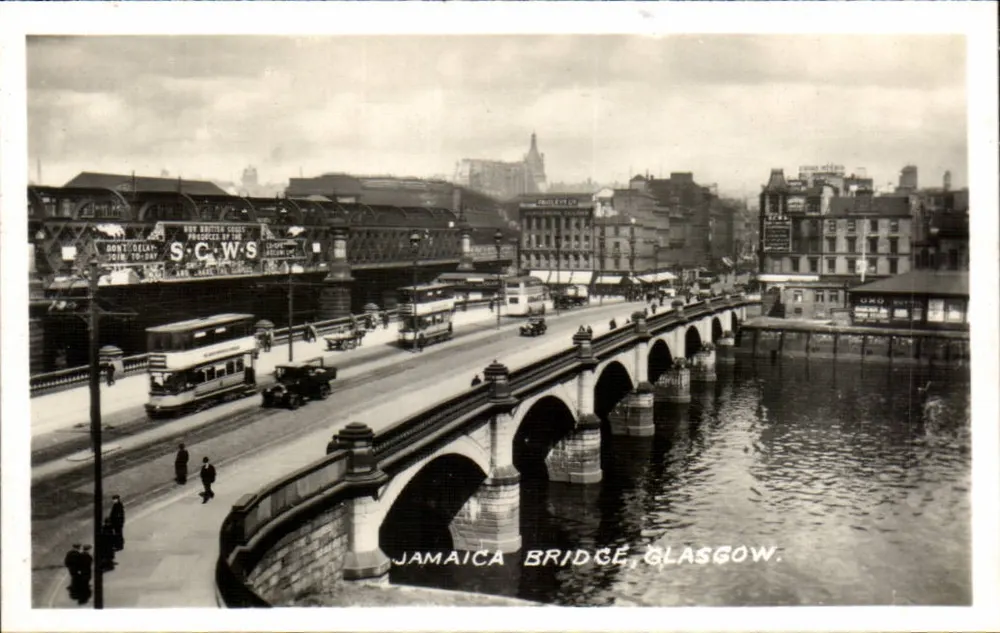 Jamaica Bridge, Glasgow — vista urbana con tram e ponte — testo stampato in basso - Recto