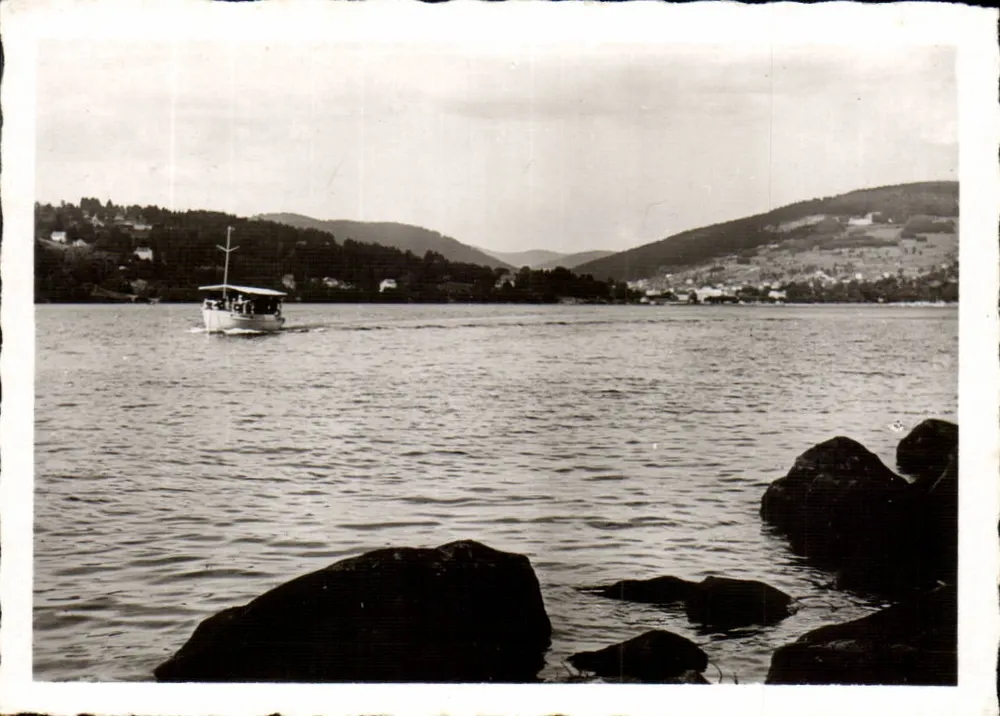 Lago de Gérardmer — vista lacustre com barco - Frente