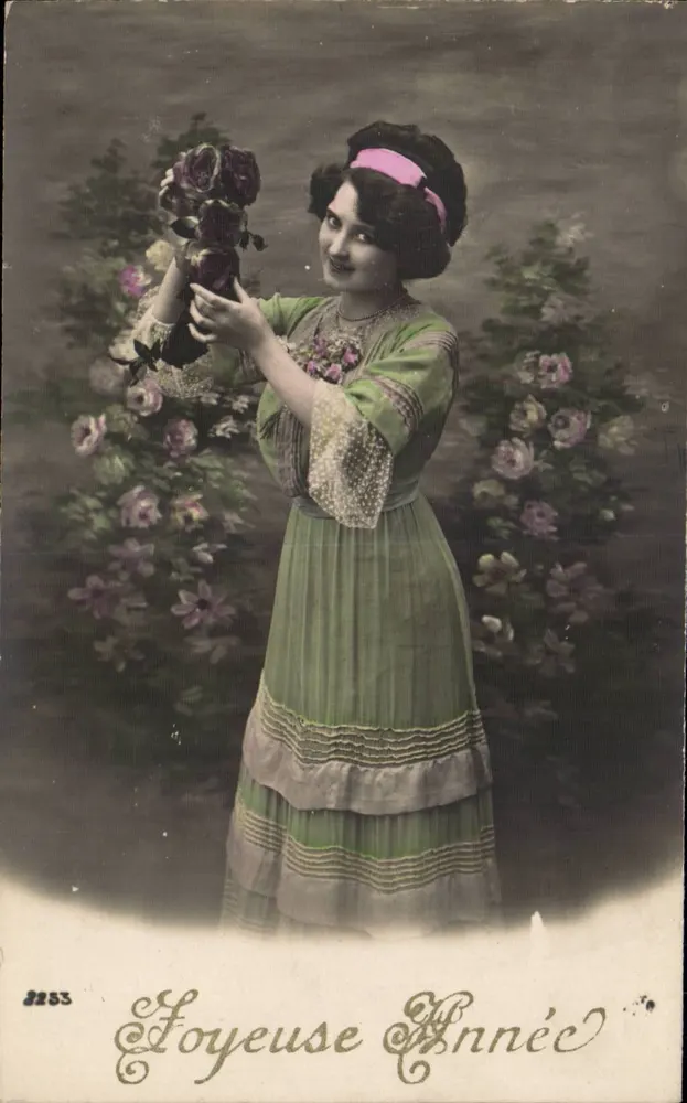 Jeune femme en robe verte tenant un bouquet — 'Foyeuse Année' — n° 8253 - Recto