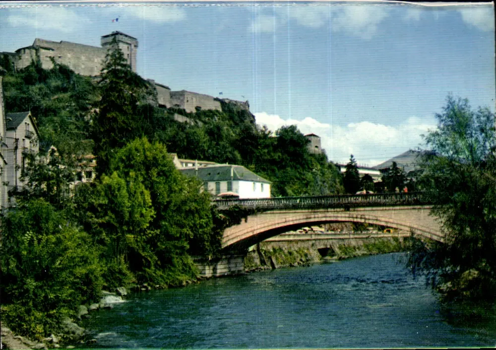 Das Burgschloss, die Brücke Saint-Michel und der Gave — Editions P. DOUCET, 8, pl. Peyramale - Vorderseite