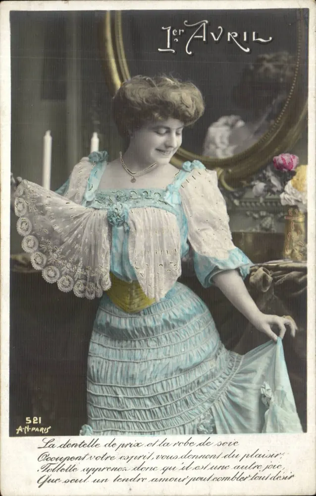 Frau in Seiden- und Spitzenkleid — 1. APRIL — A.N. PARIS Nr. 521 - Vorderseite