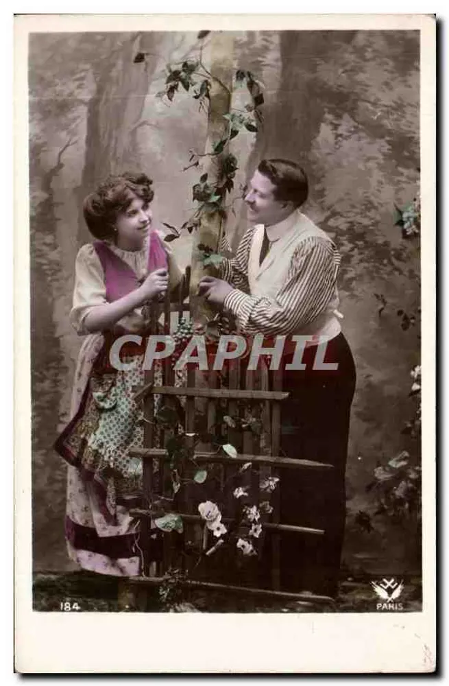 Jeune couple dans un décor de forêt — Paris 184 - Recto