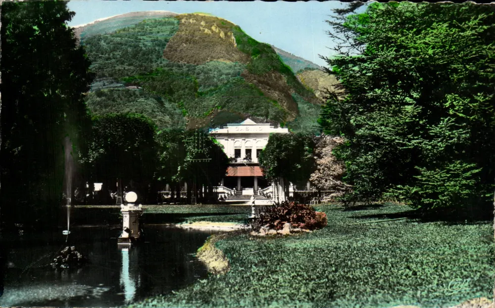 Luchon - O Casino — vista do edifício e do lago — Réal-Photo, n°152 - Frente
