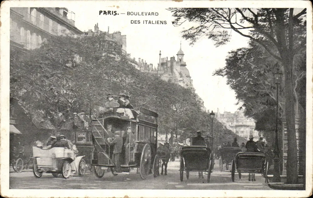Paris — Boulevard des Italiens — visão urbana com veículos - Frente