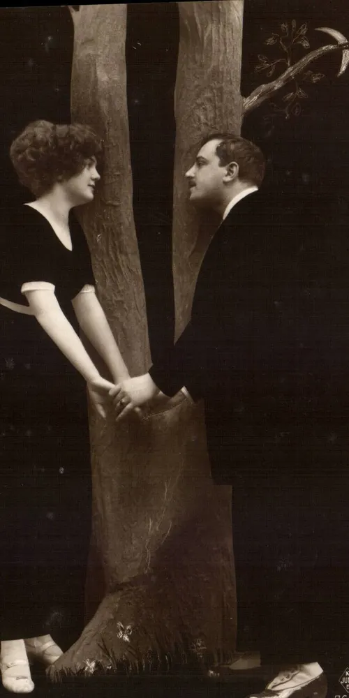 Couple enlacé entre deux troncs d'arbres — photographie — Jules P. Jules (éditeur) n° 190 - Recto