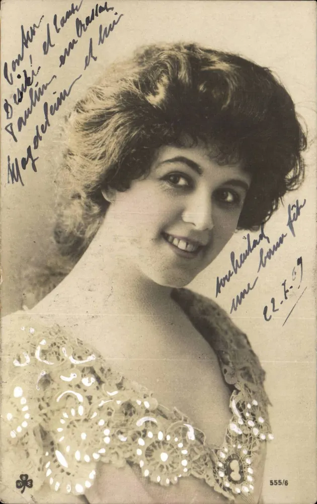 Lächelnde Frau — Portrait — Verleger Raphael Tuck & Fils, Serie 555/6 - Vorderseite
