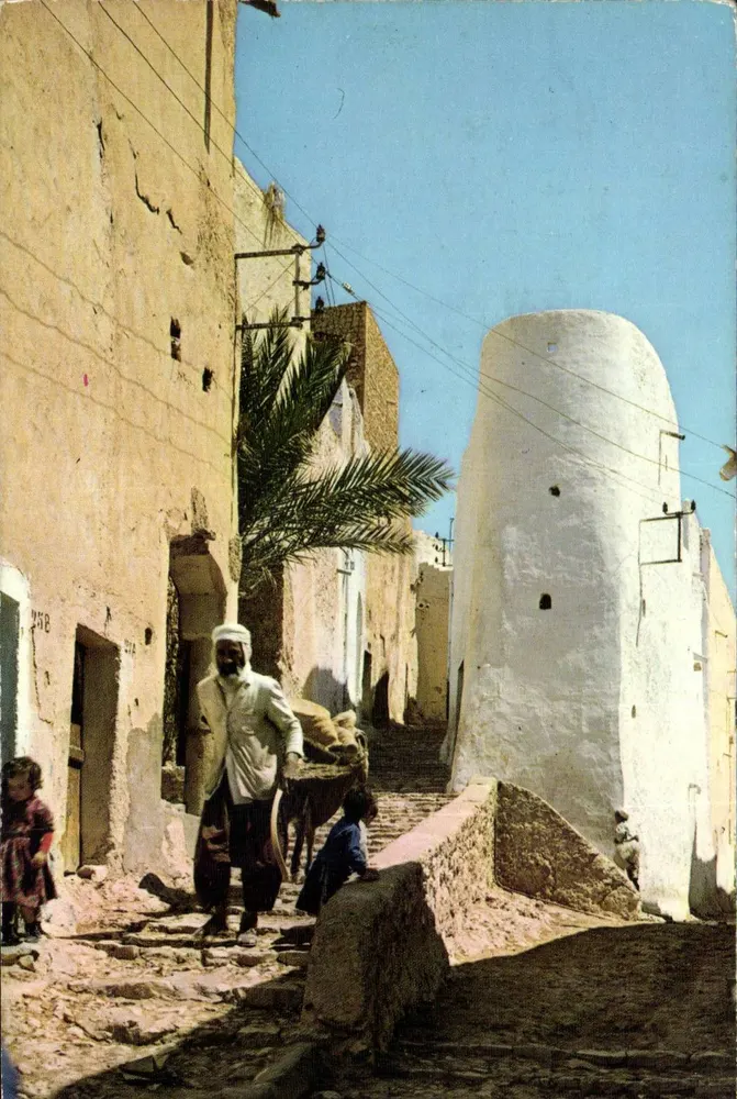 Ghardaïa — rua movimentada com torre branca — editor Graphique, n° 4159 - Frente