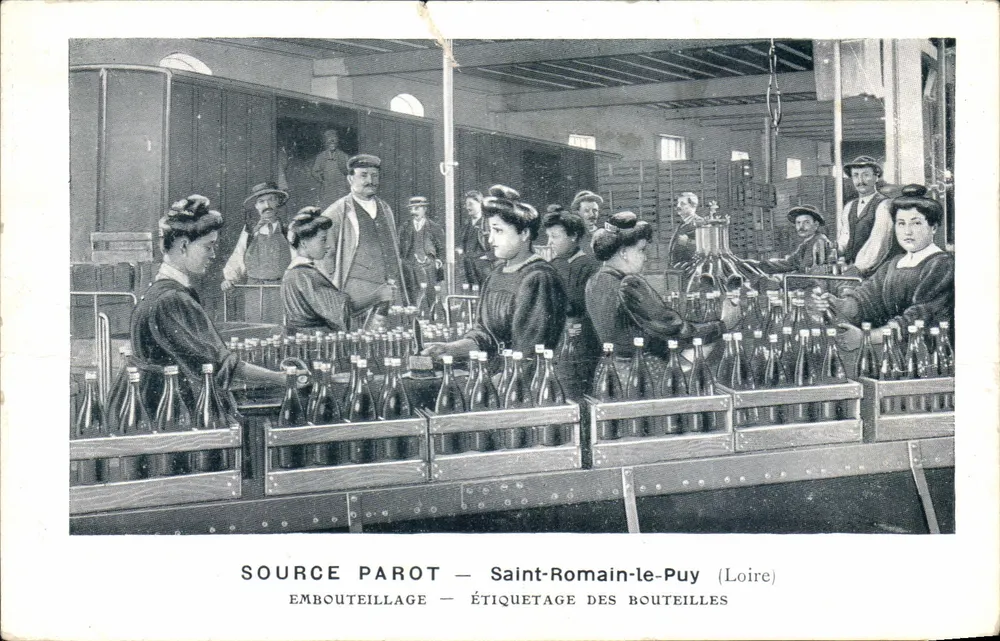 Quelle Parot — Saint-Romain-le-Puy (Loire) — Abfüllen und Etikettieren von Flaschen - Vorderseite