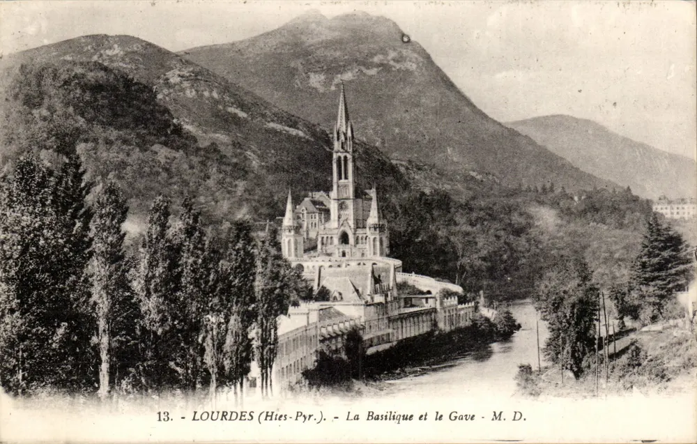 Lourdes (Htes-Pyr.) — A Basílica e o Gave — M.D. — N°13 - Frente