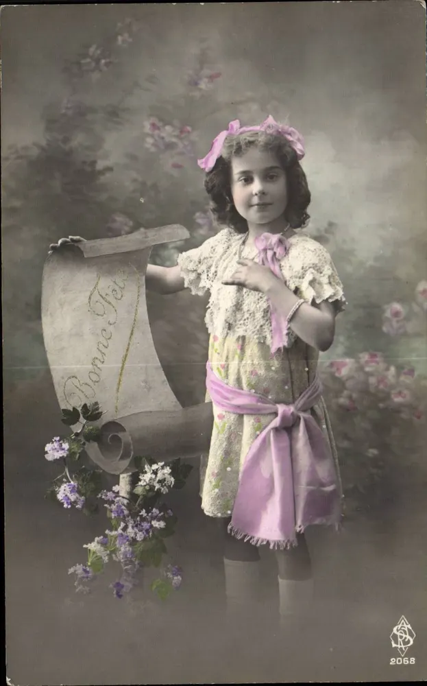 Mädchen in gestreifter Kleidung mit Rolle — 'Gute Geburtstagswünsche' — Serie 2068, Verlag S.P. (Société Parisienne) - Vorderseite