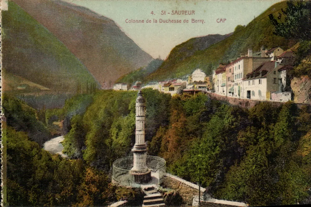 St-Sauveur — Säule der Herzogin von Berry — CAP Pintat - Vorderseite