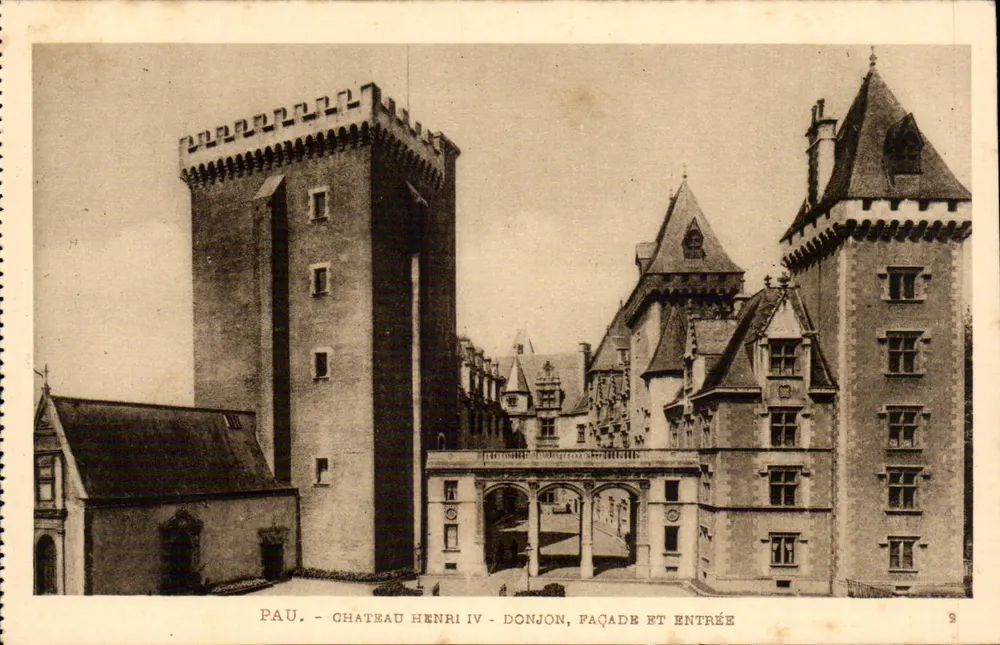 Pau - Schloss Henri IV - Donjon, Fassade und Eingang — Héliogravure Laboncha Frères, n° 40 - Vorderseite