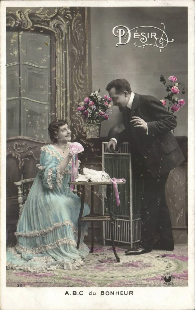 Szene im Wohnzimmer — Paar in historischem Kleid — A.B.C du Bonheur, Arjatéw Phot. - Vorderseite