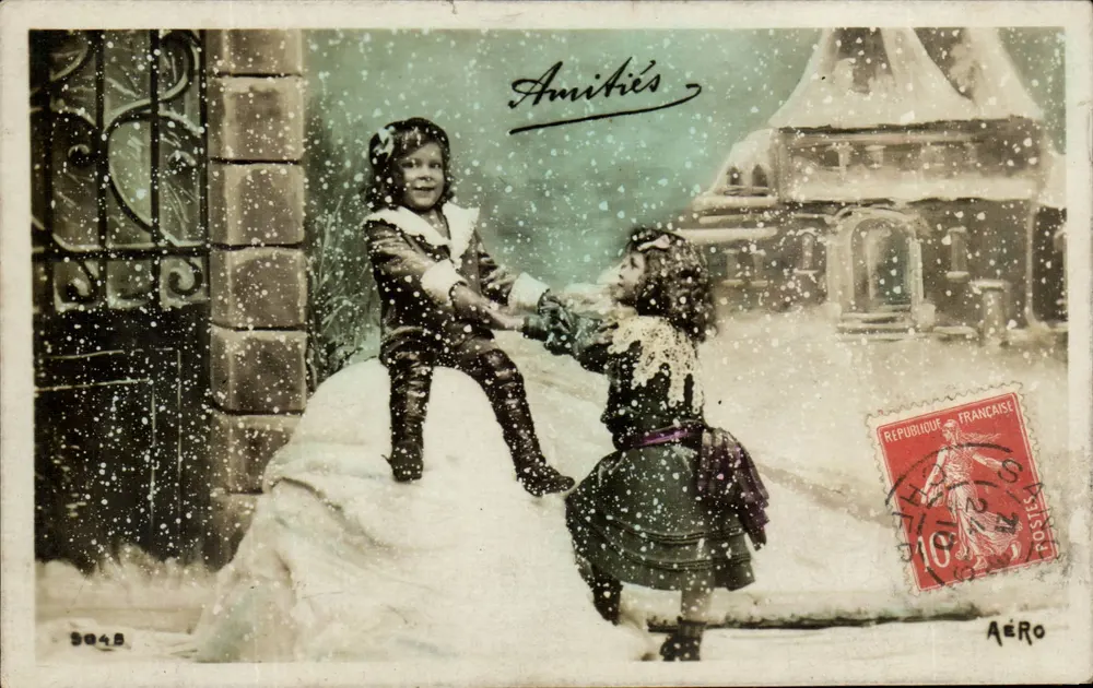 Zwei Kinder, die im Schnee spielen — Freundschaften — Aéro - Vorderseite