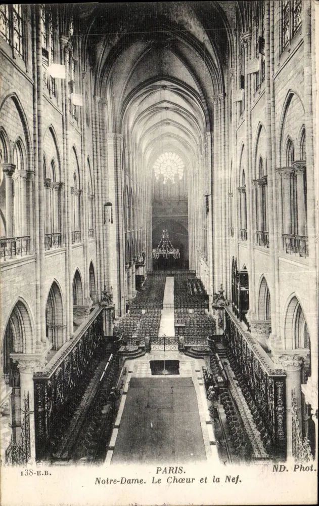Notre-Dame. O Coro e a Nave — PARIS. ND. Fotografia — n° 138-E.B. - Frente