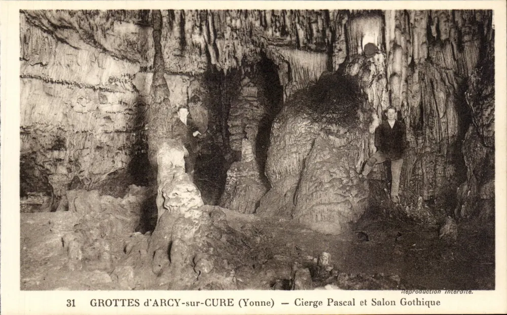 Grutas de Arcy-sur-Cure (Yonne) — Círio de Páscoa e Salão Gótico — Reprodução Interante - Frente