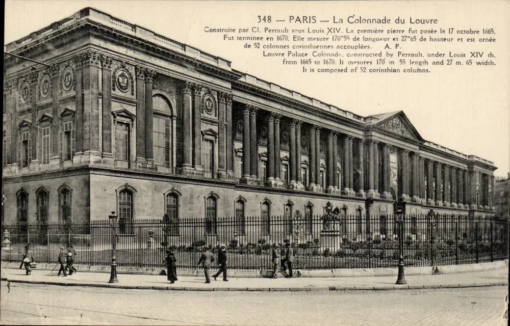 Paris — Colunata do Louvre — A. P. - Frente