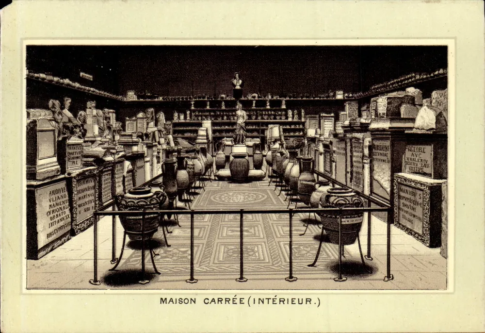 Maison Carrée (Interior) — vista geral de um espaço de exposição — editor não identificado, número de série não visível - Frente