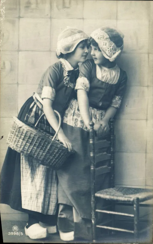 Zwei junge Mädchen in traditionellen niederländischen Kostümen — Foto-Studio — LR 3998/5 - Vorderseite