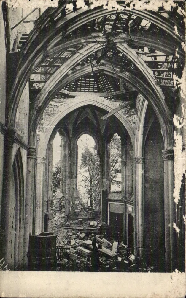 Zerstörter Innenraum einer gotischen Kirche — Ruinen nach dem Krieg — IMP. PHOT. NEURGEBIN ET CIE. PARIS - Vorderseite