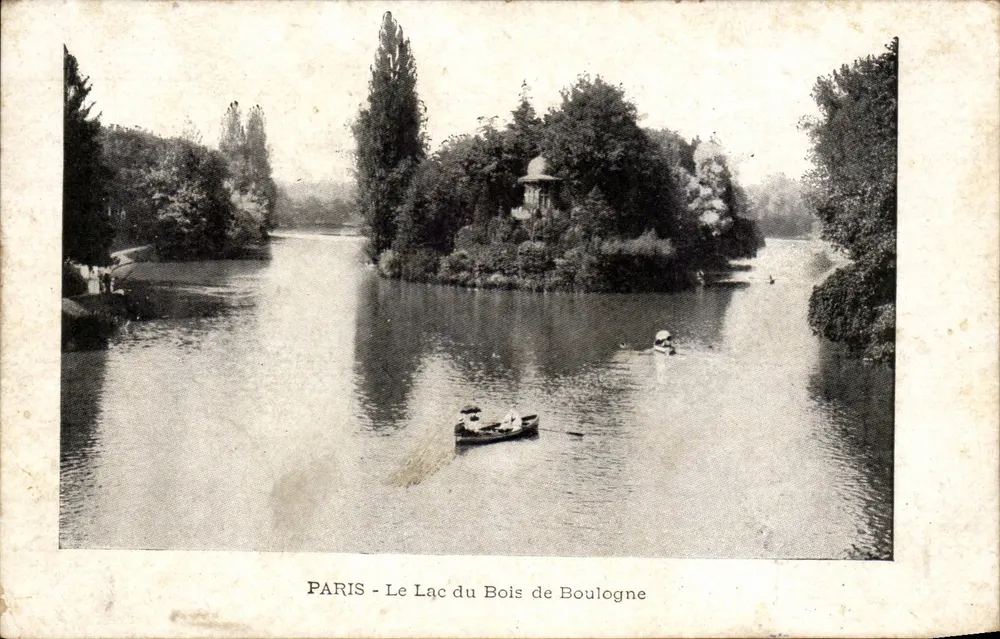 PARIS - Der See des Bois de Boulogne — Ansicht des Sees mit Boot und bewaldetem Insel - Vorderseite