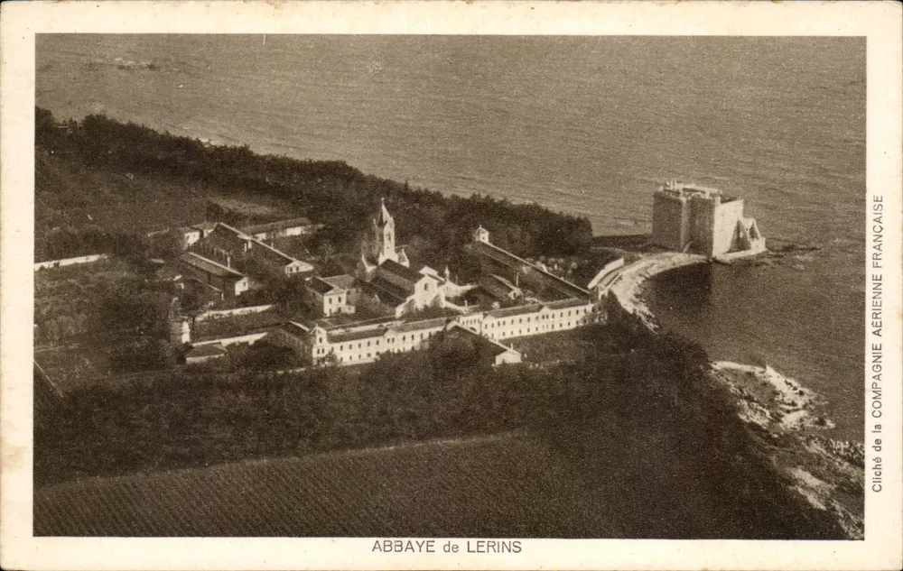 Abadia de Lérins — vista aérea — Cliché da Compagnia Aérea Francesa - Frente
