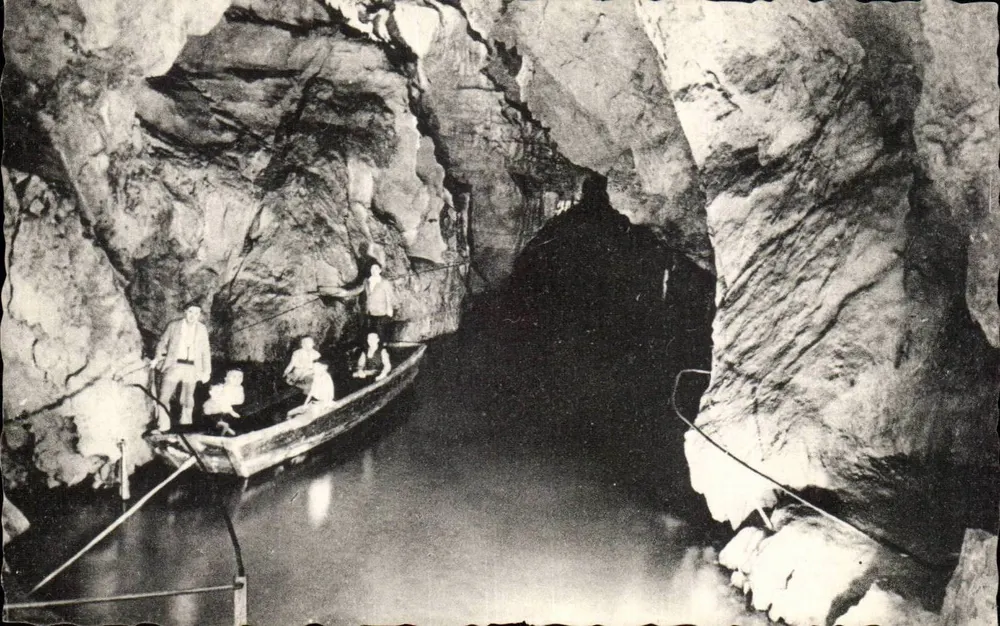 Os Pirineus - Grutas de Bétharram — O Desembarque do rio (200 m abaixo da superfície) - Frente