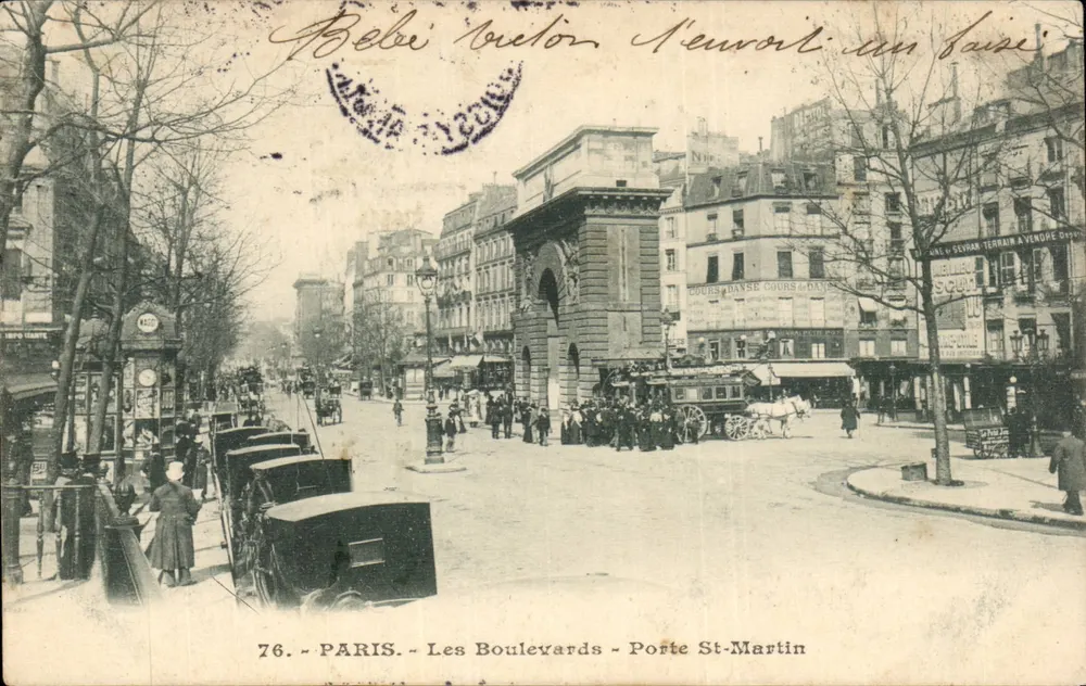 Paris - Os Boulevards - Porta Saint-Martin — vista urbana com arcos e carruagens a cavalo — editor anônimo, n° 76 - Frente