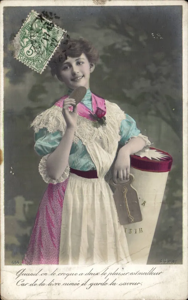 Frau in farbiger Robe mit einem Keks — gedruckter Text und 5 Cent-Stempel — Verleger A. Henoux, Nr. 494 - Vorderseite