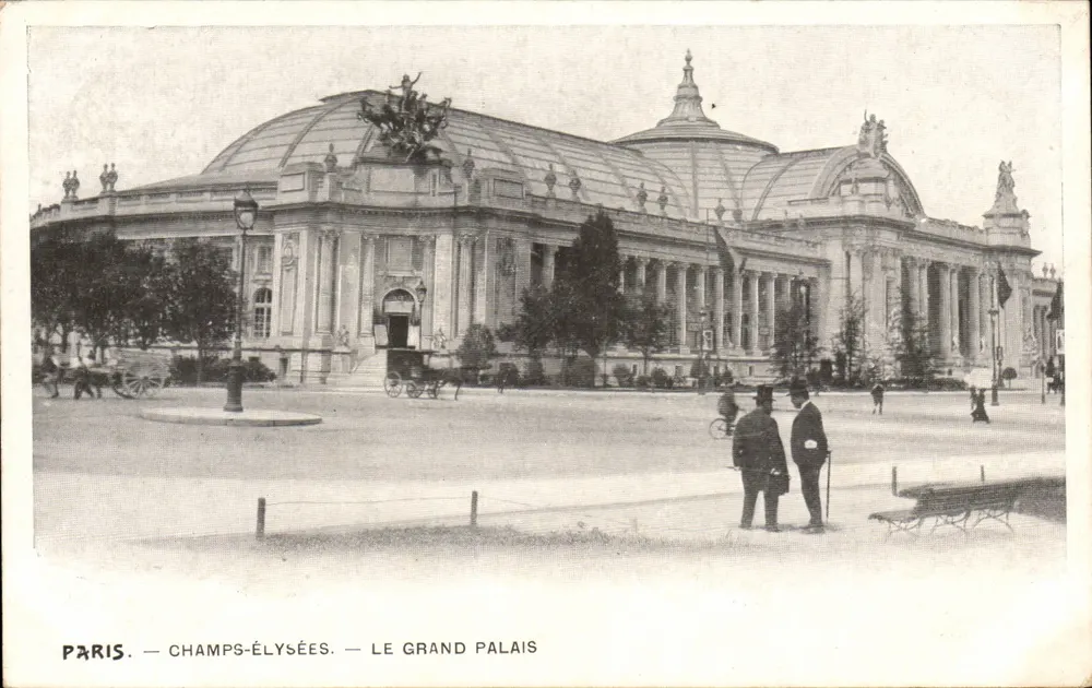 Paris — Champs-Élysées — O Grande Palácio - Frente